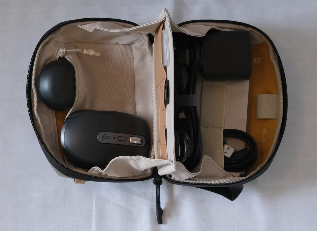 Pgytech Mini Tech Pouch ist offen und beide Hauptfächer gefüllt mit Gadgets