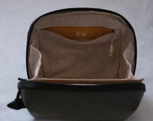 Pgytech Mini Tech Pouch Reißverschlusstasche, Akku und Kopfhörer von schräg oben fotografiert