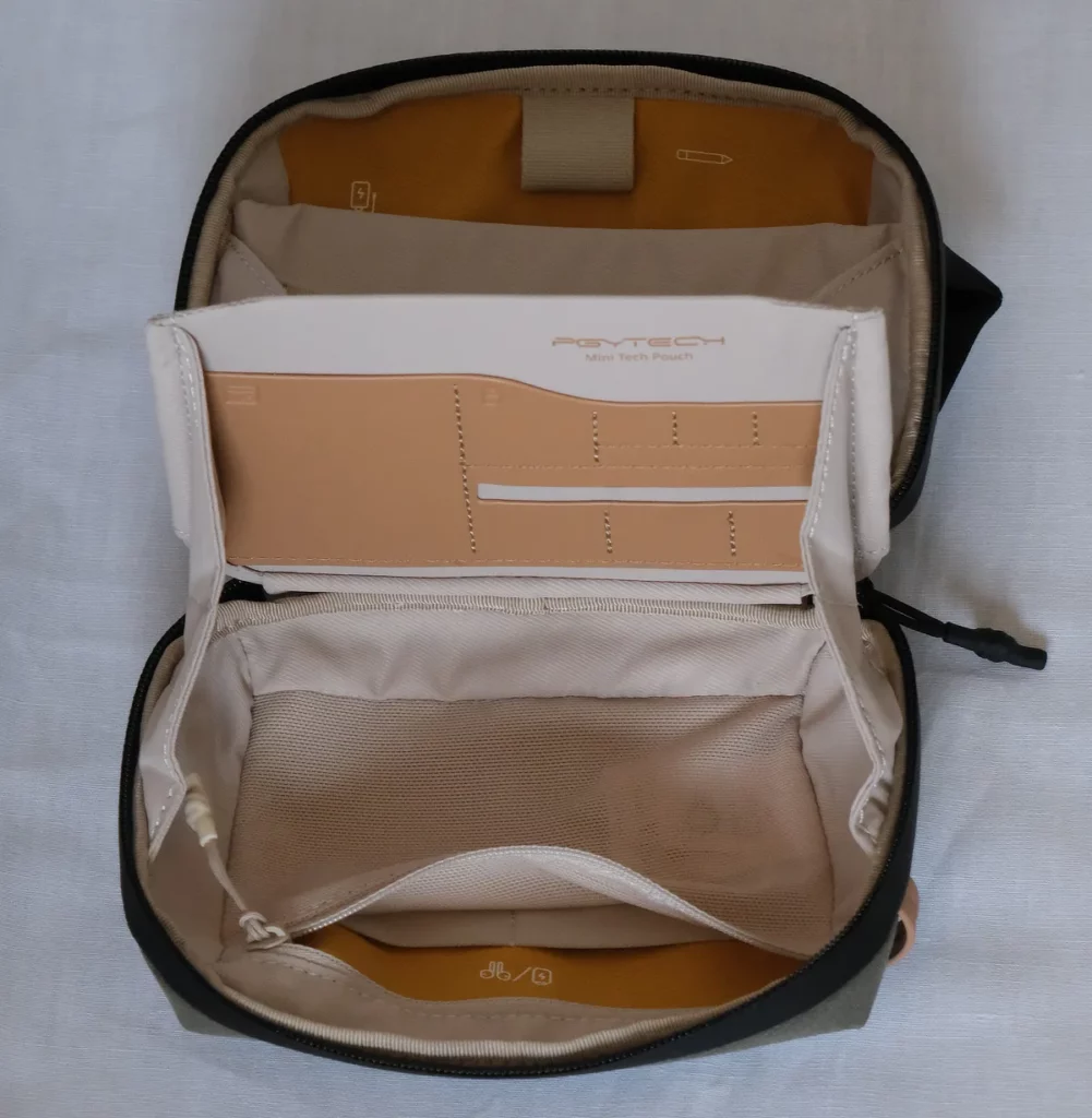 Pgytech Mini Tech Pouch SD-Kartenschubfächer, Kreditkartenschubfach, Reißverschlusstasche von schräg oben fotografiert