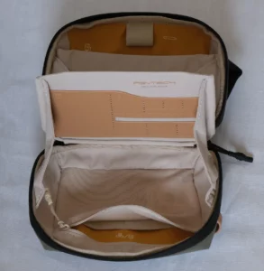 Pgytech Mini Tech Pouch SD-Kartenschubfächer, Kreditkartenschubfach, Reißverschlusstasche von schräg oben fotografiert