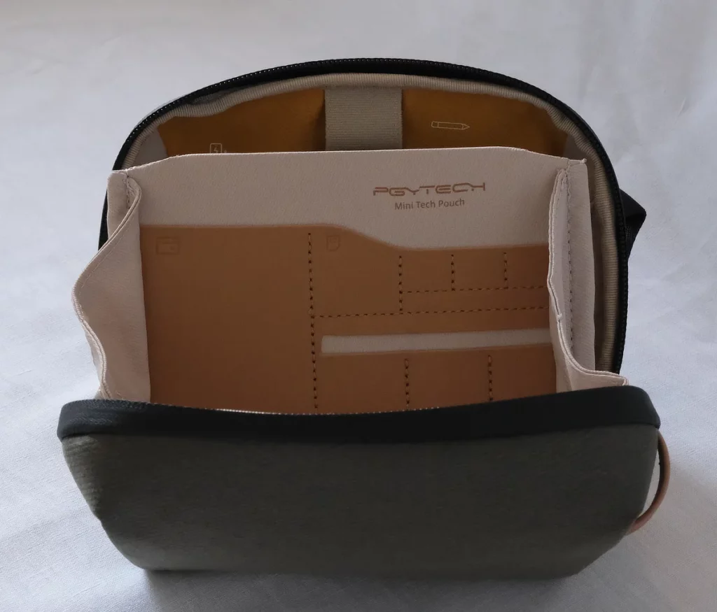 Pgytech Mini Tech Pouch SD-Kartenschubfächer und Kreditkartenschubfach seitlich fotografiert