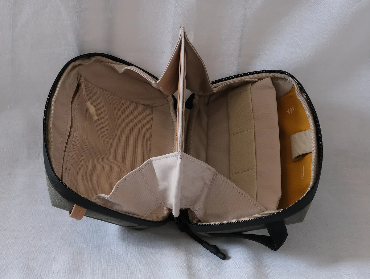 Pgytech Mini Tech Pouch beide Hauptfächer offen mit Blick von schräg oben