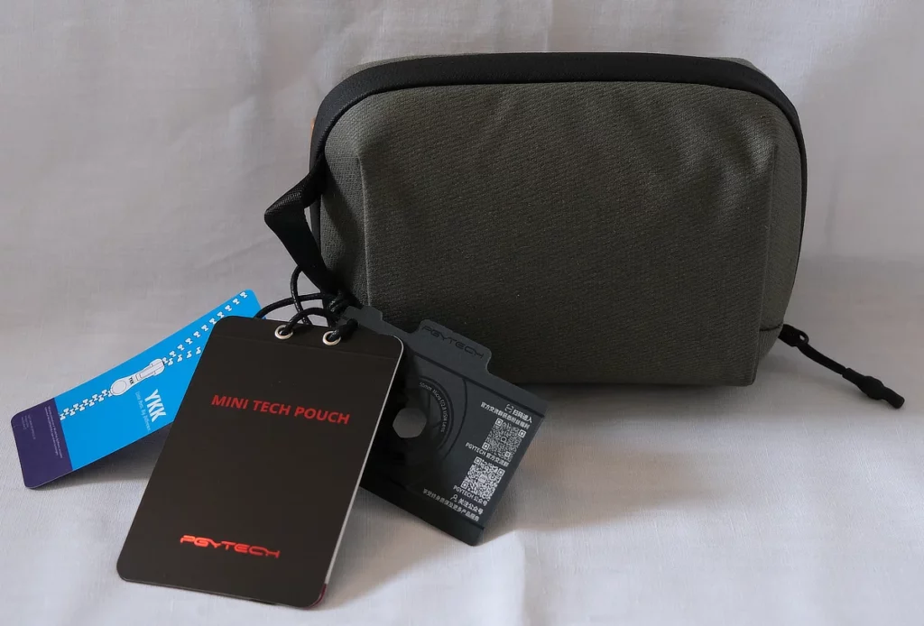 Pgytech Mini Tech Pouch von hinten fotografiert mit Etiketten. Reißverschluss ist geschlossen
