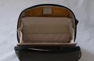 Pgytech Mini Tech Pouch ist offen und Stiftschlaufe sowie Powerbankfach sind sichtbar