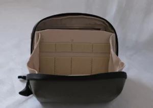 Pgytech Mini Tech Pouch offen und kleine elastische Schlaufen für USB-Sticks und Kabel ist sichtbar