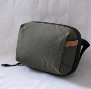 Pgytech Mini Tech Pouch von vorn seitlich fotografiert und Reißverschluss geschlossen