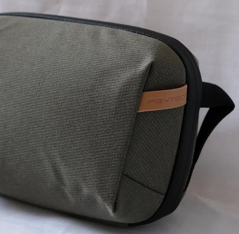 Pgytech Mini Tech Pouch von vorn seitlich fotografiert und Reißverschluss geschlossen
